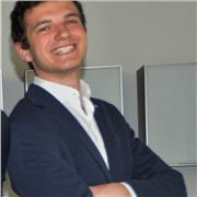 Estudiante nativo italiano da clase de italiano